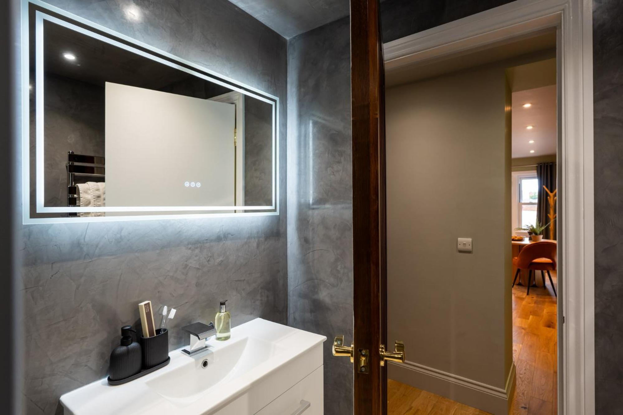 Commandery Vaults - Luxury Apartment In City Centre With Sky Tv 伍斯特 外观 照片