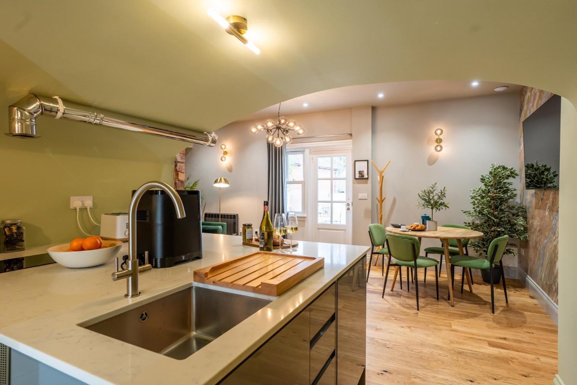 Commandery Vaults - Luxury Apartment In City Centre With Sky Tv 伍斯特 外观 照片