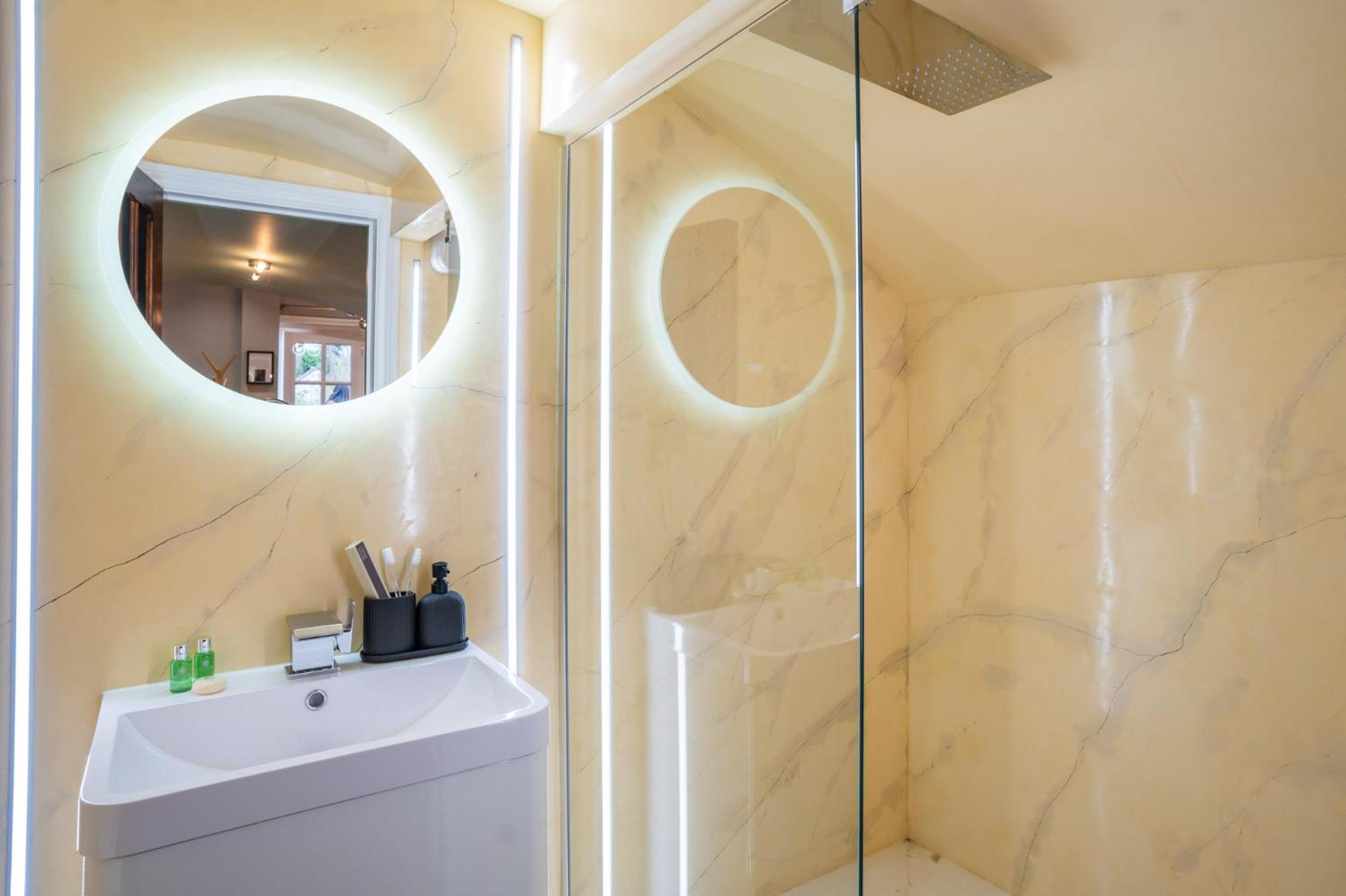 Commandery Vaults - Luxury Apartment In City Centre With Sky Tv 伍斯特 外观 照片